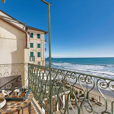לינה וארוחת בוקר Da Giueli On The Seafront 3*